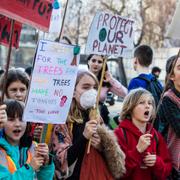 Unga deltar vid klimatprotester.