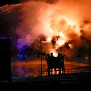 Räddningstjänsten bekämpar en stor brand på en skrotanläggning i Agnesberg i norra Göteborg.