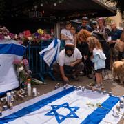 8 april. Tel Aviv-bor sörjer efter att två människor skjutits ihjäl och minst tio skadats sedan en beväpnad man började skjuta utanför en bar i staden kvällen innan.