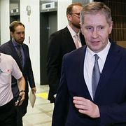 Arkivbild: Rysslands ambassadör till Japan Nikolaj Nozdrev, till höger, lämnar japanska UD i Tokyo efter att ha tagit emot en tidigare protest den 13 augusti 2026.
