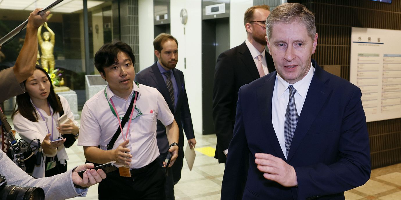 Arkivbild: Rysslands ambassadör till Japan Nikolaj Nozdrev, till höger, lämnar japanska UD i Tokyo efter att ha tagit emot en tidigare protest den 13 augusti 2026.