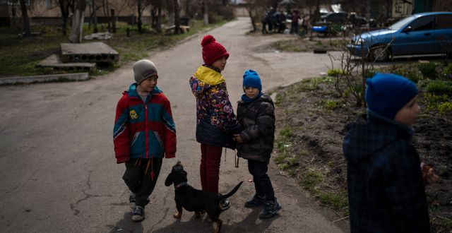 Ukrainska barn i Butja.  Rodrigo Abd / AP