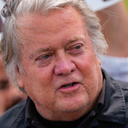 Steve Bannon. Till höger Danburyfängelset där Bannon suttit fängslad fyra månader. 