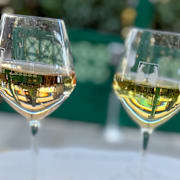 Två glas vin på en uteservering i Saint-Germain des Prés.