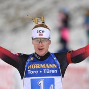 Johannes Thingnes Bø går i mål som etta under världscupen i skidskytte på Östersunds Skidstadion. Arkivbild. 