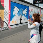 East Side Gallery är en utställning som har funnits på Berlinmuren sedan 1990.