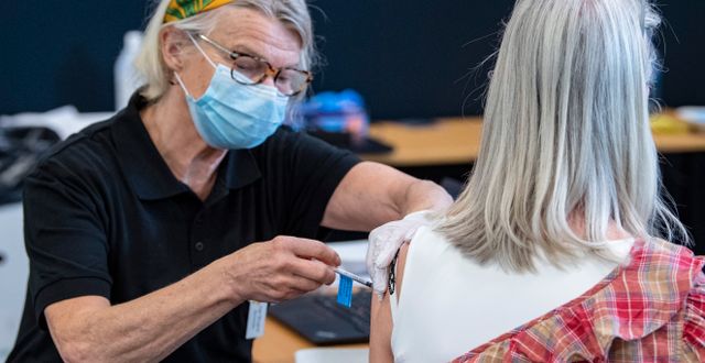 En kvinna i Malmö får en vaccinspruta Johan Nilsson/TT