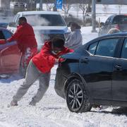 Bilar som kört fast i snön i Waco, Texas. 