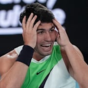 Carlos Alcaraz jublar efter segern.