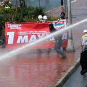 En demonstrant träffas av polisens vattenkanoner i Istanbul