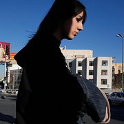 En kvinna går över ett torg i Teheran på torsdagen.