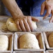 En bagare bakar bröd. Arkivbild.