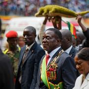 Emmerson Mnangagwa i mitten.