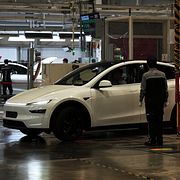 Tesla modell Y byggs på en fabrik i Kina.