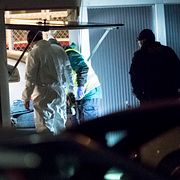 Polisens kriminaltekniker undersöker natten till onsdagen ett garage på Drottninghög i Helsingborg.