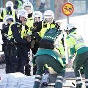 
Polis och ambulanspersonal bär på en skadad man som skjutits i benet under de så kallade påskupploppen i Navestad i Norrköping.