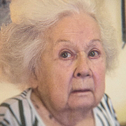 I videoklipp som barnbarnet Nathalie har tagit syns Ulla-Britt ätande och drickande.