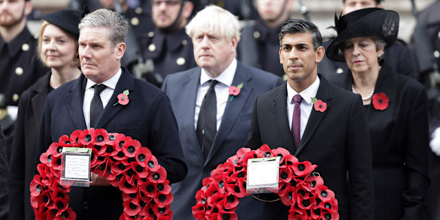 Liz Truss, Keir Starmer, Boris Johnson, Rishi Sunak och Theresa May på en minnesdag för stupade brittiska soldater. Chris Jackson / AP