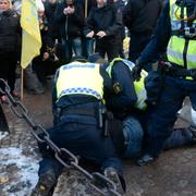 Sverigedemokraternas Ungdomsförbund (SDU) protesterar på Medborgarplatsen mot det uteblivna partistödet från Ungdomsstyrelsen.