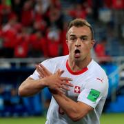 Xherdan Shaqiri gör den kontroversiella målgesten.