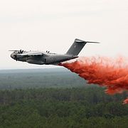 Branden bekämpas av flygplan nära Lacanau i Frankrike.