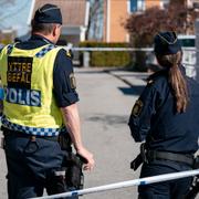 Polis och avspärrningar på Gunnesbo i Lund efter ett grovt brott på långfredagsmorgonen. 