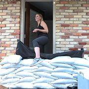 Lacey Williams inför en väntande orkan i Texas 2017. Steve Gonzales / AP