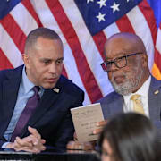 Kongressens minoritetsledare Hakeem Jeffries (D) och kongressledamoten Bennie Thompson (D).