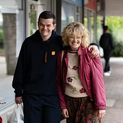 Robert Aramayo och Maxine Peake.
