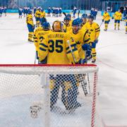 Utespelarna tackar Magnus Hellgren för en stabil insats.