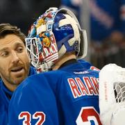 Henrik Lundqvist gratulerar ersättaren Antti Raanta