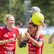 Vittsjös spelare jublar efter en fotbollsmatch i Damallsvenskan . 