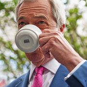 Nigel Farage tar en kopp te under ett kampanjmöte i London i april.