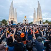 Demonstranter har samlats utanför demokrati monumentet i Bangkok.  Wason Wanichakorn / AP