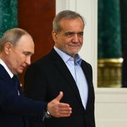 Rysslands President Vladimir Putin och Irans President Masoud Pezeshkian.