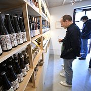 Från en nybyggd gårdsbutik på Kullabergs vingård utanför Höganäs.