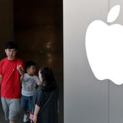 Kinesisk familj utanför Apple-butik i Peking. Arkivbild.