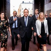 Jämställdhets- och bostadsminister Märta Stenevi (MP), statsminister Stefan Löfven (S) och finansminister Magdalena Andersson på väg till riksdagens omröstningen av ett förslag om misstroendeförklaring. Bilden är från 21 juni. 