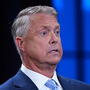 Den republikanske senatorn Roger Marshall i nattens slutdebatt mot Adam Hamilton.