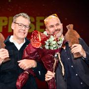 Pristagarna Tony Samuelsson (Årets skönlitterära bok) och Christian Rück (Årets svenska fackbok) på scenen efter 2024 års Augustgala som hålls på Dramaten.