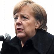 Angela Merkel vid en minnesceremoni på årsdagen.