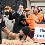 Mikail Yüksel, partiledare för Nyans, vid en  demonstration mot koranbränningar