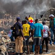 Människor betraktar förödelsen efter explosionen i Lagos.