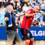Supportern attackerar Österspelaren Sebastian Starke Hedlund.