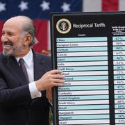 Lutnick håller upp tavla med USA:s hämndtullar i början av april.