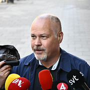Morgan Johansson, Tobias Baudin och Mikael Damberg har anlänt till Sveavägen 68.