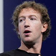 Turister som interagerar med sina telefoner vid Lincoln Memorial i Washington/Metas vd Mark Zuckerberg.
