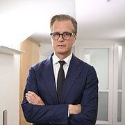 Jonas Falks försvarare Max Ahlgren.