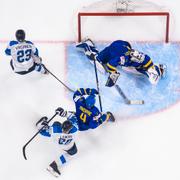 Kalle Väisänen och Eetu Liukas i duell med Emil Andrae och målvakt Jesper Wallstedt.