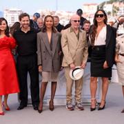 Selena Gomez, Edgar Ramirez, Zoe Saldana, regissören Jacques Audiard, Karla Sofia Gascon, och Adriana Paz poserar inför Cannespremiären av ”Emilia Perez”. 